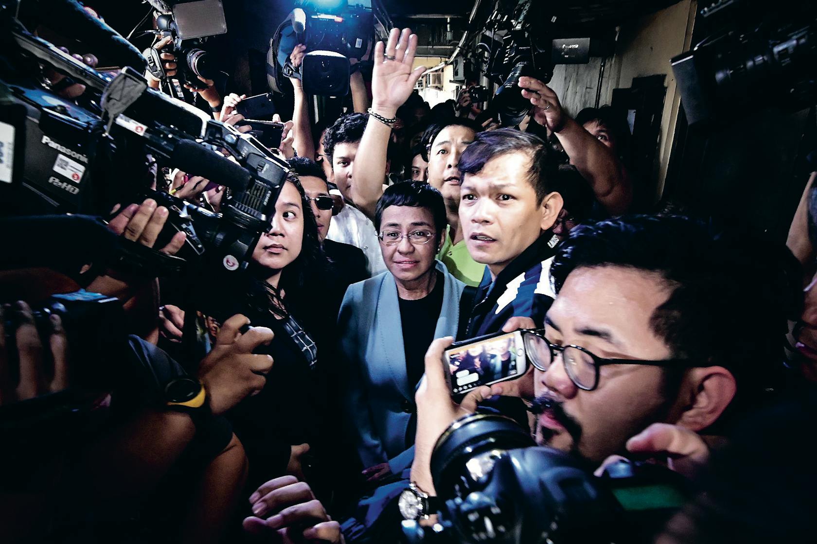 De Filipijnse journaliste Maria Ressa (midden) de dag nadat de recherche het kantoor van Rappler binnenvielen. Ze kwam een dag later, op 14 februari van dit jaar, borgtocht vrij.
