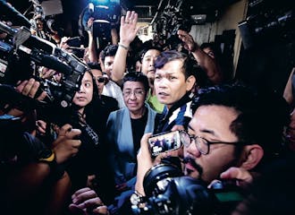 De Filipijnse journaliste Maria Ressa (midden) de dag nadat de recherche het kantoor van Rappler binnenvielen. Ze kwam een dag later, op 14 februari van dit jaar, borgtocht vrij.