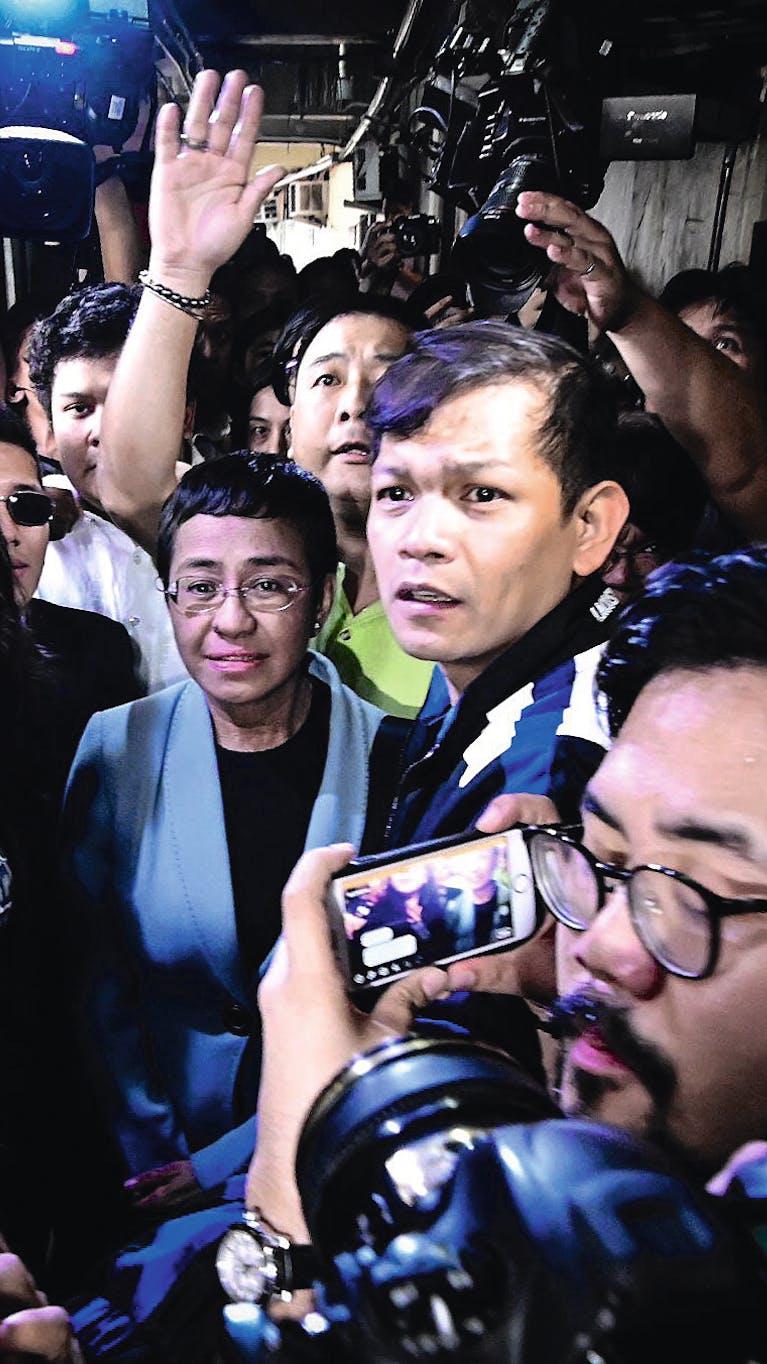 De Filipijnse journaliste Maria Ressa (midden) de dag nadat de recherche het kantoor van Rappler binnenvielen. Ze kwam een dag later, op 14 februari van dit jaar, borgtocht vrij.