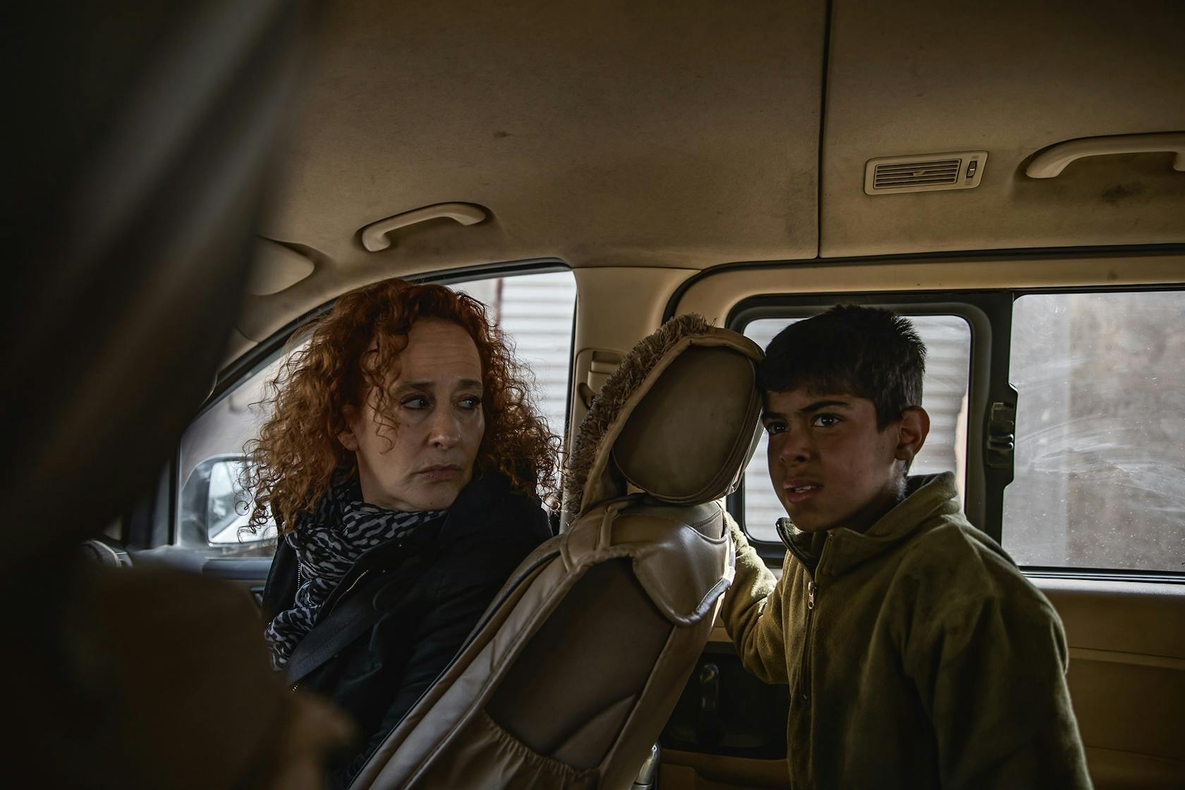 Donatella Rovera bezoekt in januari 2019 samen met Mohammed het gebouw waar zijn familie werd gedood bij een luchtaanval van de Coalitie