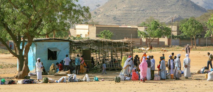 Dorpsbewoners en handelaren bij de markt van het dorp Ghina, Eritrea