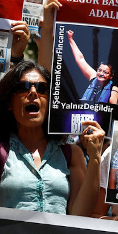 Demonstranten protesteren in Turkije tegen de arrestatie van drie prominente activisten voor persvrijheid in Turkije: Şebnem Korur Fincancı, Erol Önderoğlu en Ahmet Nesin.