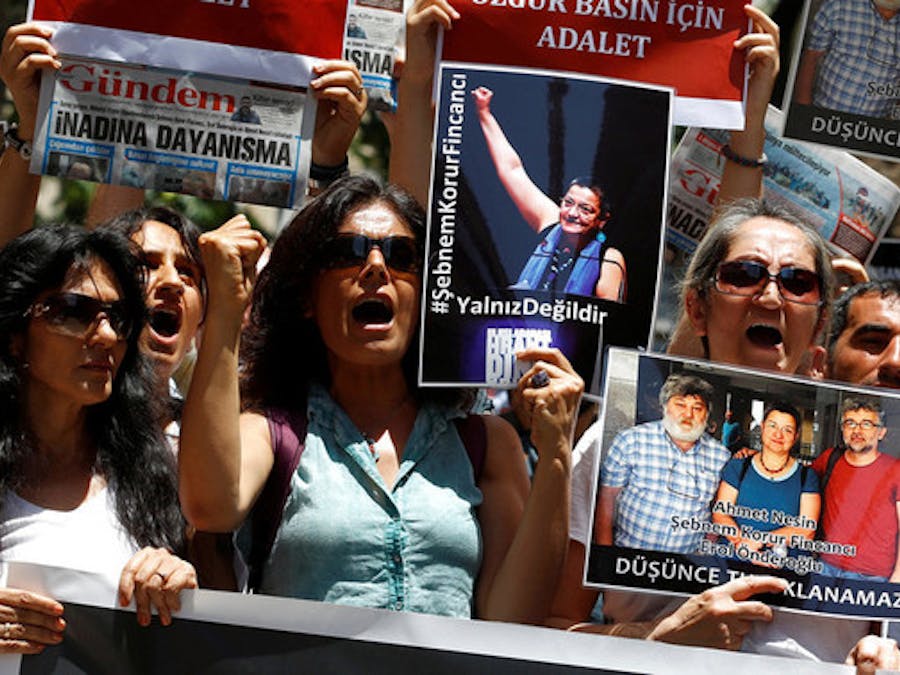 Demonstranten protesteren in Turkije tegen de arrestatie van drie prominente activisten voor persvrijheid in Turkije: Şebnem Korur Fincancı, Erol Önderoğlu en Ahmet Nesin.