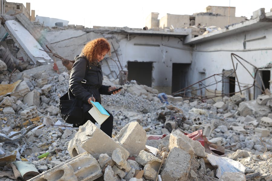 Amnesty-onderzoeker Donatella Rovera in Raqqa in februari 2018