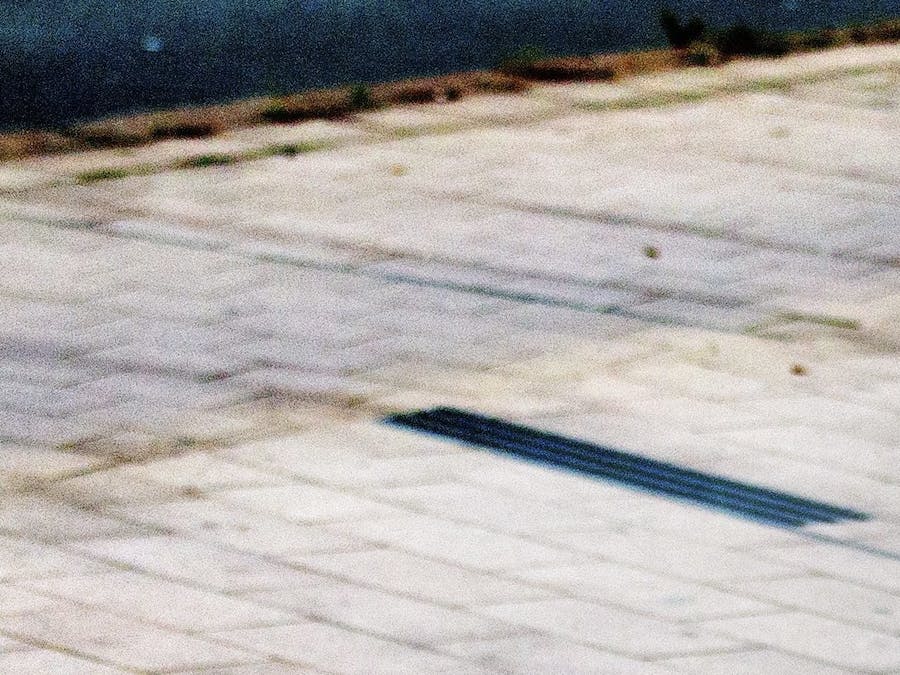 introduceert een verbod op het dragen van gezichtsbedekkende kleding in het openbaar Een vrouw met een boerka op straat in Den Haag. Op 1 augustus 2019 treedt een wet in werking die gezichtsbedekkende kleding verbiedt in het vervoer en overheids-, onderwijs- en zorginstellingen.