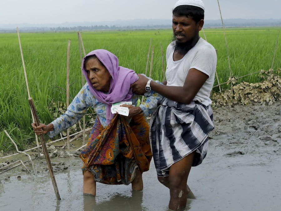 Rohingya vluchtelingen uit de staat Rakhine in Myanmar bij de grens met Bangladesh