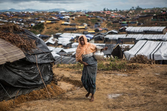 Een gevluchtte Rohingya-vrouw heeft water gehaald in Kutupalong-kamp in Bangladesh