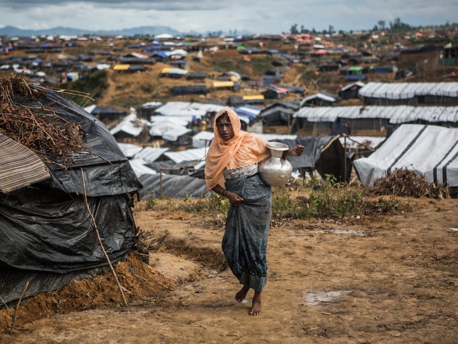 Een gevluchtte Rohingya-vrouw heeft water gehaald in Kutupalong-kamp in Bangladesh