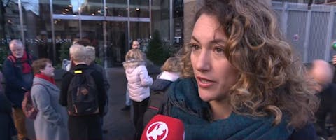 Voorlichter Yara Boff Tonella bij het gebouw van de Tweede Kamer in Den Haag Voorlichter Yara Boff Tonella bij het gebouw van de Tweede Kamer in Den Haag