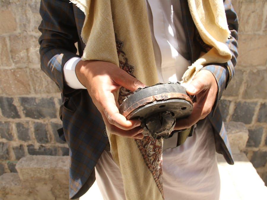 Man laat een deel van een wapen zien dat werd gebruikt bij aanvallen op burgerdoelen in Sanaa, Jemen in 2015.