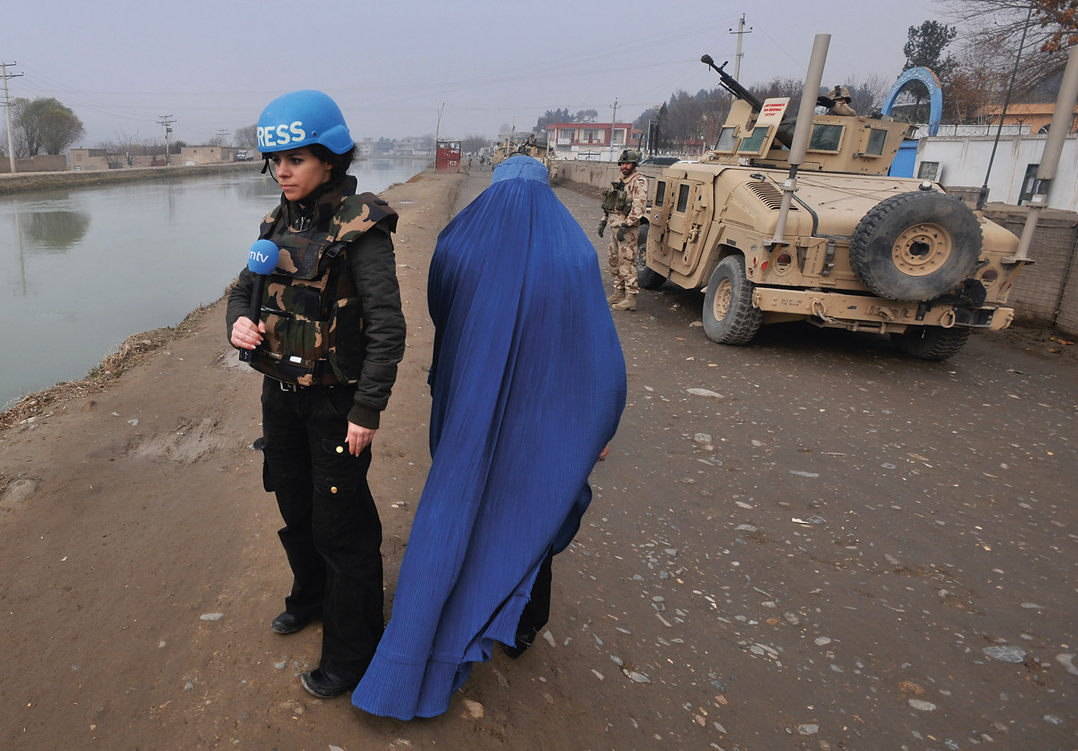 Hasna Al Ghaoui (links) tijdens een bezoek aan Hongaarse militairen in Afghanistan in 2009.