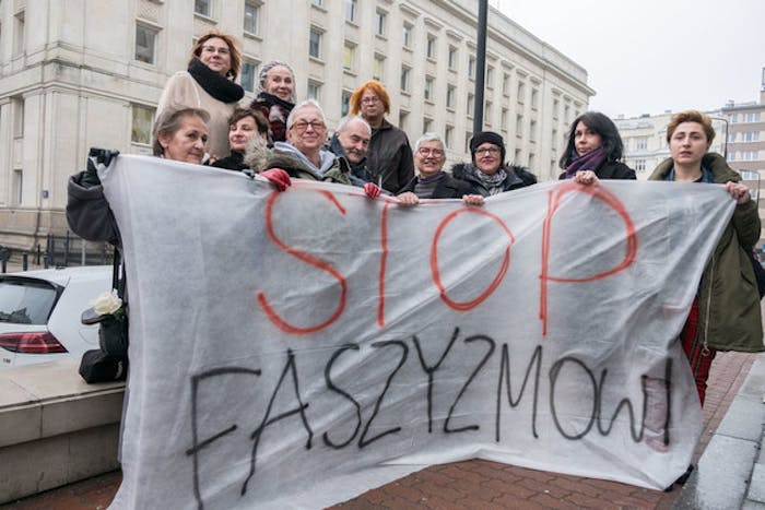 Enkele van de veertien Poolse vrouwen met het spandoek waarmee ze in 2017 vreedzaam protesteerden tegen racisme en fascisme.