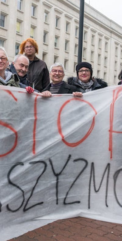 Enkele van de veertien Poolse vrouwen met het spandoek waarmee ze in 2017 vreedzaam protesteerden tegen racisme en fascisme.