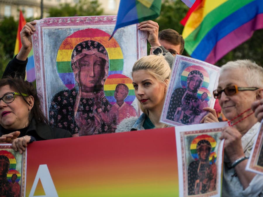 Demonstranten tonen in Warschau hun solidariteit met Elzbieta Podlesna. Ze wordt beschuldigd van het beledigen van religieuze overtuigingen. Geloof en godsdienst zijn in Polen en heel veel andere landen nog steeds een gevoelig thema.