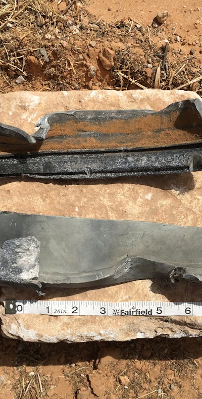 Experts van Amnesty onderzoeken resten van bommen en granaten om vast te kunnen of er oorlogsmisdaden zijn begaan bij de strijd om Tripoli