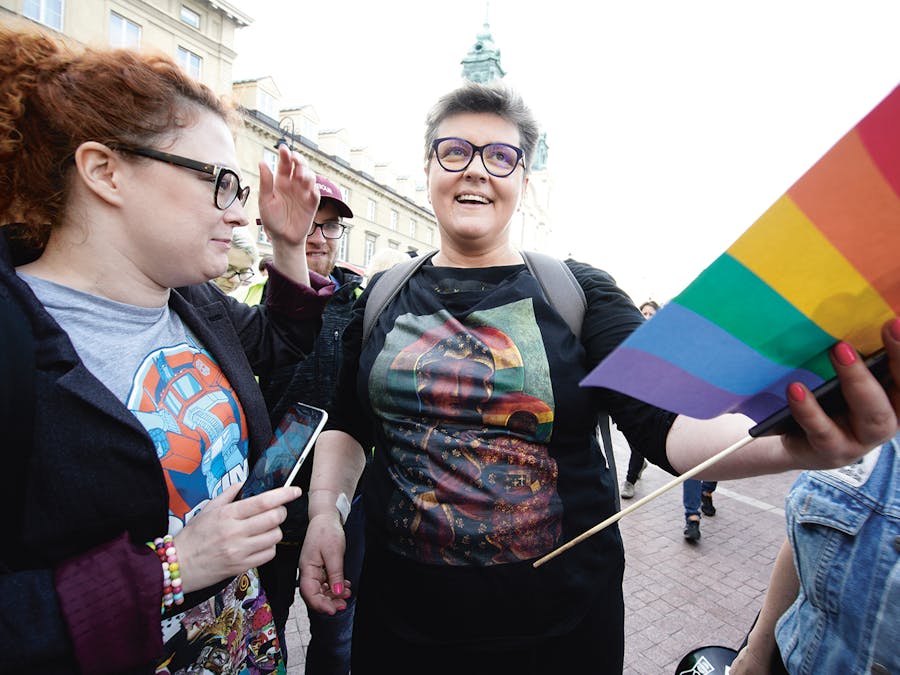Elzbieta Podlesma (midden) tijdens een demonstratie tegen homohaat in de Poolse hoofdstad Warschau in mei 2019