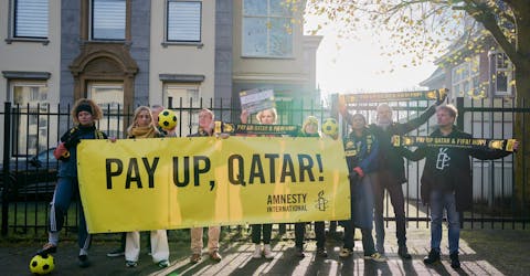 Mensenrechtenactivisten verzamelen zich buiten de ambassade van Qatar op 29 november 2022 in Den Haag, Nederland. De activisten overhandigen een petitie met 60.150 handtekeningen waarin wordt opgeroepen tot compensatie van uitgebuite buitenlandse arbeiders en hun families door Qatar.