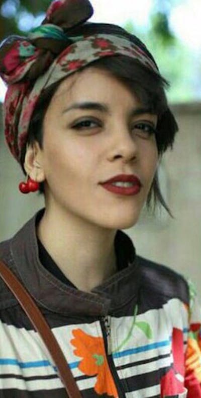 Yasaman Aryani uit Iran voerde actie tegen de verplichte hoofddoek en moet nu 5,5 jaar gevangenisstraf uitzetten, net zoals haar moeder