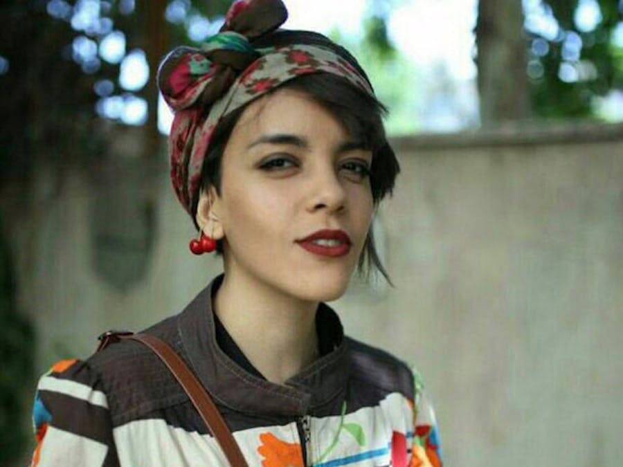 Yasaman Aryani uit Iran voerde actie tegen de verplichte hoofddoek en moet nu 5,5 jaar gevangenisstraf uitzetten, net zoals haar moeder