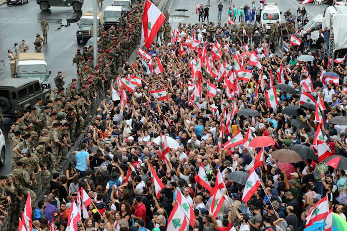 Duizenden demonstranten roepen slogans tegen het leger als de soldaten proberen de geblokkeerde hoofdweg te openen die het noorden van Libanon met Beiroet verbindt, 23 oktober 2019. © Hasan Shaaban/Bloomberg via Getty Images