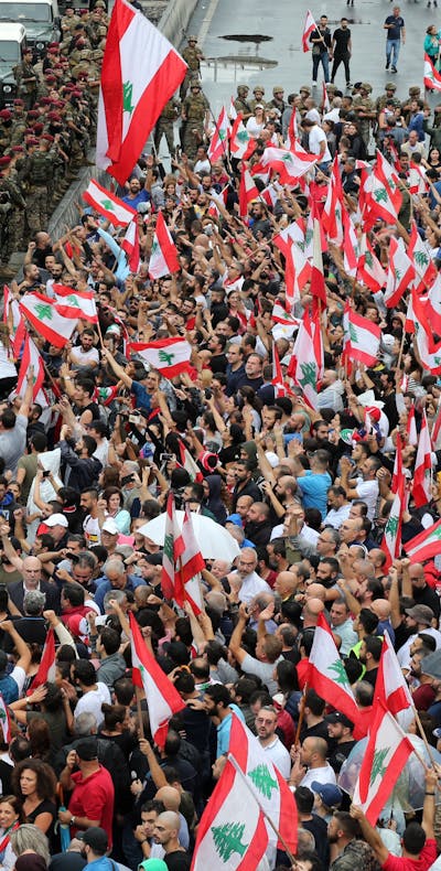 Duizenden demonstranten roepen slogans tegen het leger als de soldaten proberen de geblokkeerde hoofdweg te openen die het noorden van Libanon met Beiroet verbindt, 23 oktober 2019. © Hasan Shaaban/Bloomberg via Getty Images