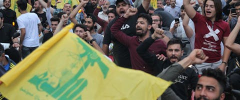Supporters van de sjiitische Hezbollah-beweging steunen hun leider Hassan Nasrallah. In een televisietoespraak zei hij dat het terugtreden van de regering zal leiden tot ‘chaos en het instorten’ van de economie, 25 oktober 2019. © Ibrahim Amro/AFP via Getty Images