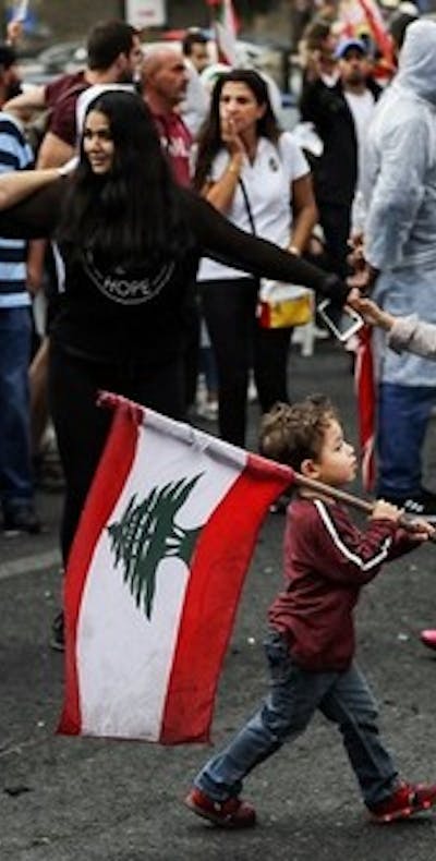 Demonstranten in Zouk Mosbeh, even ten noorden van Beiroet. Ze protesteren tegen corruptie en vriendjespolitiek in Libanon