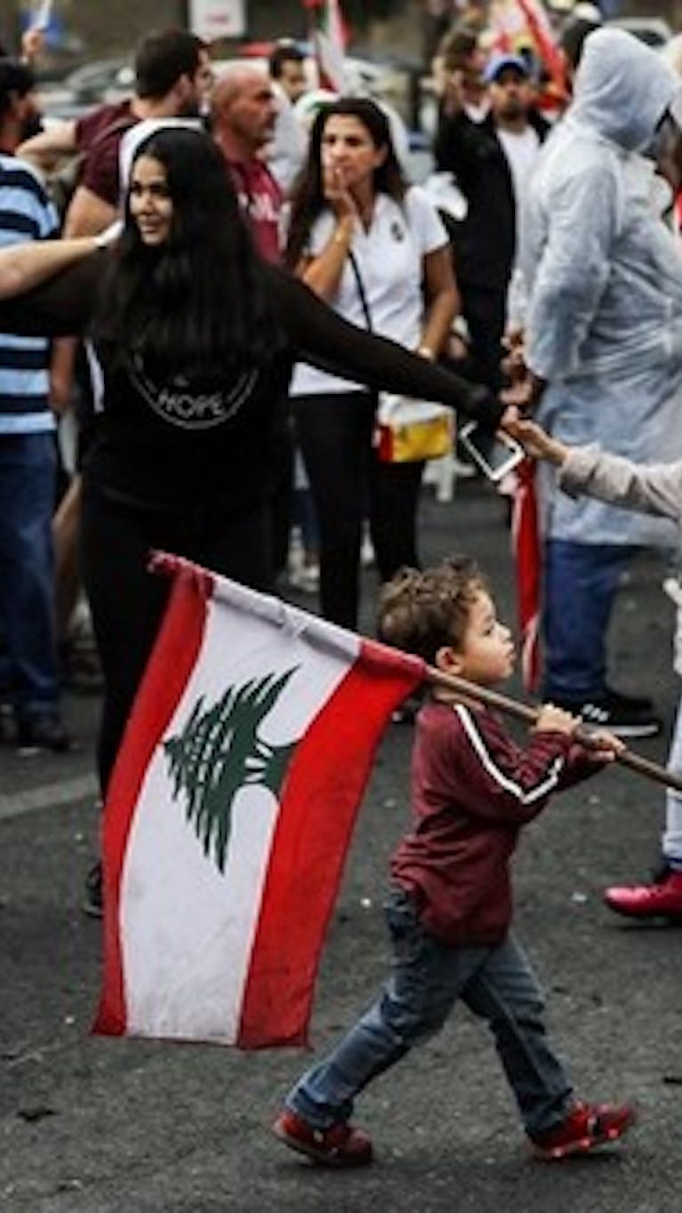 Demonstranten in Zouk Mosbeh, even ten noorden van Beiroet. Ze protesteren tegen corruptie en vriendjespolitiek in Libanon