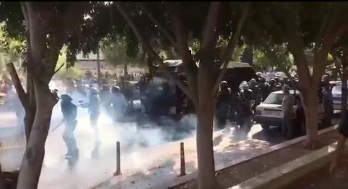Veiligheidstroepen bij een demonstratie in de Iraanse provincie Bushehr op zaterdag 16 november 2019