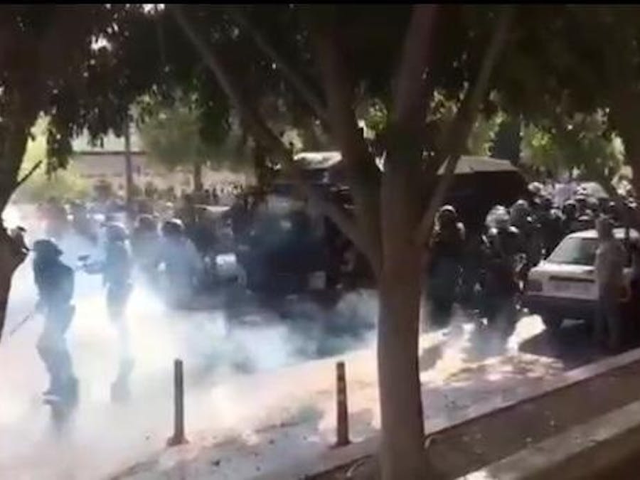 Veiligheidstroepen bij een demonstratie in de Iraanse provincie Bushehr op zaterdag 16 november 2019