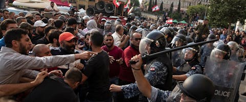 Oproerpolitie en Hezbollah-supporters raken slaags tijdens de voortdurende protesten in de Libanese hoofdstad Beroet, 25 oktober 2019. © Reuters/Alkis Konstantinidis
