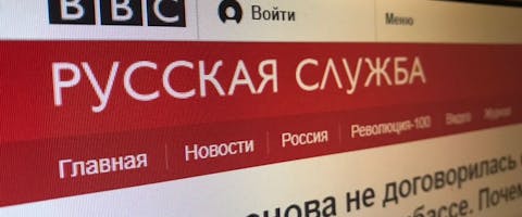 Rusland legt persvrijheid op internet aan banden door buitenlandse en vanuit het buitenland gefinancierde nieuwsmedia als 'buitenlandse agenten' (lees: spionnen) te bestempelen en restricties op te leggen