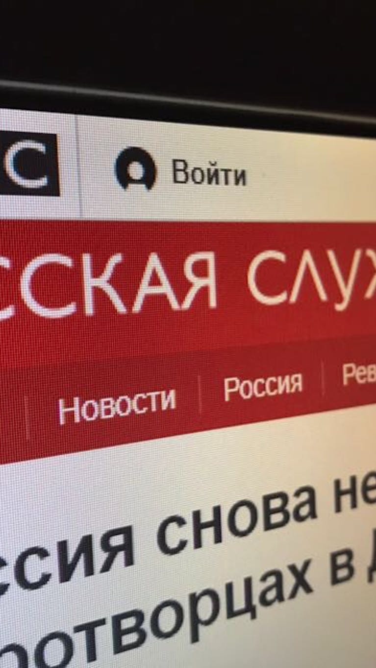 Rusland legt persvrijheid op internet aan banden door buitenlandse en vanuit het buitenland gefinancierde nieuwsmedia als 'buitenlandse agenten' (lees: spionnen) te bestempelen en restricties op te leggen
