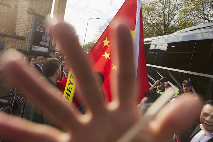 Agressieve pro-China-supporters belagen een Amnesty-activist die tijdens het bezoek van de Chinese premier Li Keqiang aan Nederland demonstreert tegen de massale opsluiting van Oeigoeren in 'heropvoedingskampen’ in de Chinese provincie Xinjiang.