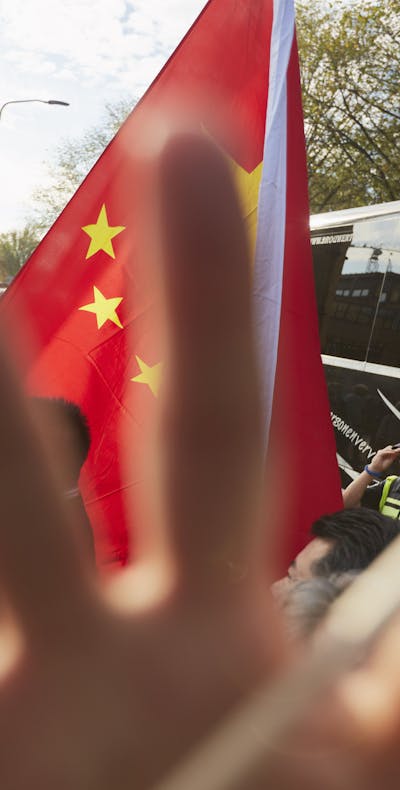 Agressieve pro-China-supporters belagen een Amnesty-activist die tijdens het bezoek van de Chinese premier Li Keqiang aan Nederland demonstreert tegen de massale opsluiting van Oeigoeren in 'heropvoedingskampen’ in de Chinese provincie Xinjiang.