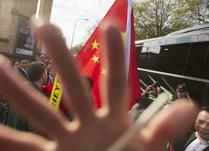 Agressieve pro-China-supporters belagen een Amnesty-activist die tijdens het bezoek van de Chinese premier Li Keqiang aan Nederland demonstreert tegen de massale opsluiting van Oeigoeren in 'heropvoedingskampen’ in de Chinese provincie Xinjiang.