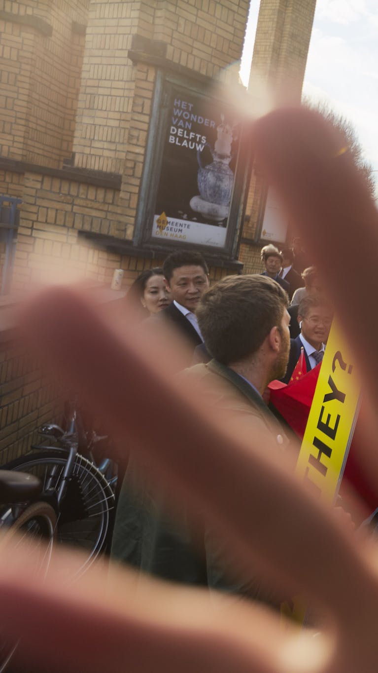 Agressieve pro-China-supporters belagen een Amnesty-activist die tijdens het bezoek van de Chinese premier Li Keqiang aan Nederland demonstreert tegen de massale opsluiting van Oeigoeren in 'heropvoedingskampen’ in de Chinese provincie Xinjiang.