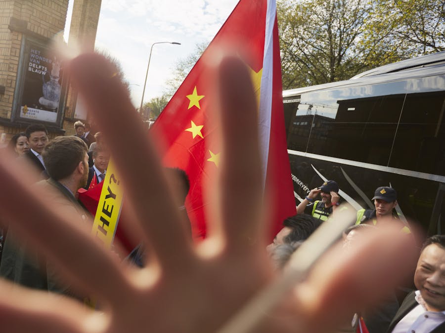 Agressieve pro-China-supporters belagen een Amnesty-activist die tijdens het bezoek van de Chinese premier Li Keqiang aan Nederland demonstreert tegen de massale opsluiting van Oeigoeren in 'heropvoedingskampen’ in de Chinese provincie Xinjiang.