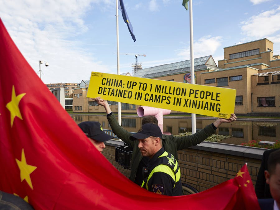 Een activist van Amnesty demonstreert tijdens het bezoek van de Chinese premier Li Keqiang aan het Gemeentemuseum in Den Haag tegen de massale opsluiting van Oeigoeren in ‘heropvoedingskampen’ in de Chinese provincie Xinjiang.