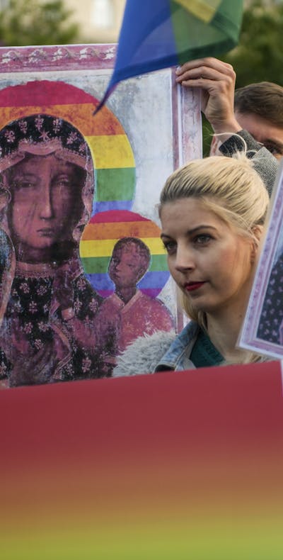Demonstranten tonen in Warschau hun solidariteit met Elzbieta Podlesna. Ze wordt beschuldigd van het beledigen van religieuze overtuigingen