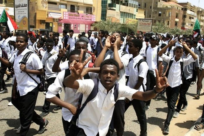 Protesterende studenten in de hoofdstad van Sudan, Khartoum. Ze willen dat hun mensenrechten worden gerespecteerd.