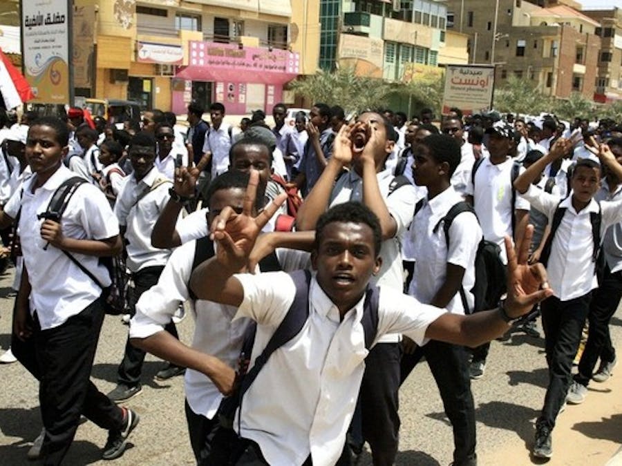 Protesterende studenten in de hoofdstad van Sudan, Khartoum. Ze willen dat hun mensenrechten worden gerespecteerd.