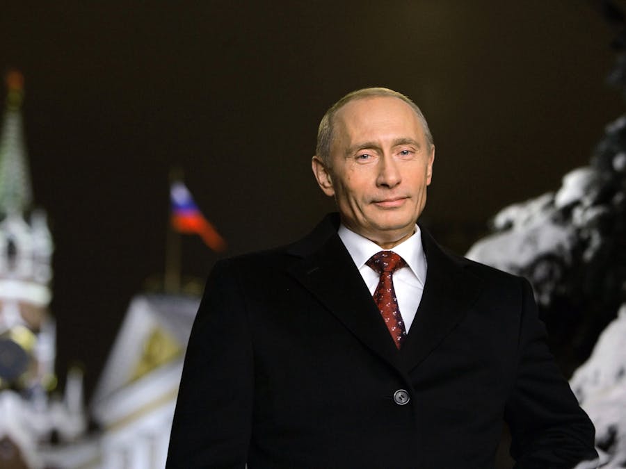 Poetin spreekt op de televisie een nieuwjaarsboodschap uit voor zijn volk in 2005.