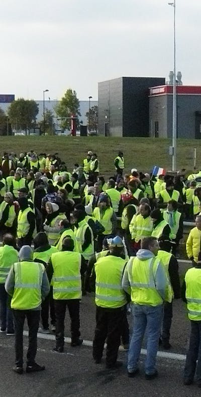 Gele hesjes in Frankrijk. De protesten begonnen daar eind 2018 uit onvrede over de hoge accijnzen op diesel en benzine en de hoge kosten voor levensonderhoud.