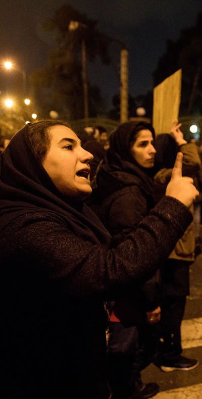 Demonstranten in Teheran, de hoofdstad van Iran. Ze wonen een wake bij voor de slachtoffers van het door de Iraanse autoriteiten neergeschoten Oekraïense vliegtuig.