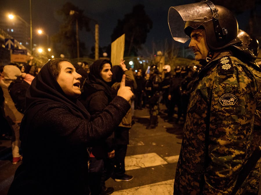 Demonstranten in Teheran, de hoofdstad van Iran. Ze wonen een wake bij voor de slachtoffers van het door de Iraanse autoriteiten neergeschoten Oekraïense vliegtuig.