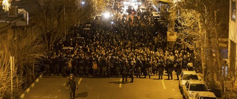 De Iraanse oproerpolitie houdt op 11 januari 2020 demonstranten tegen in de hoofdstad Teheran. De demonstranten demonstreren tegen het neerhalen van een Oekraïens passagiersvliegtuig drie dagen eerder waarbij alle 176 inzittenden om het leven kwamen.