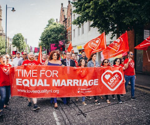 Demonstratie in Noord-Ierland om huwelijk open te stellen voor koppels van hetzelfde geslacht