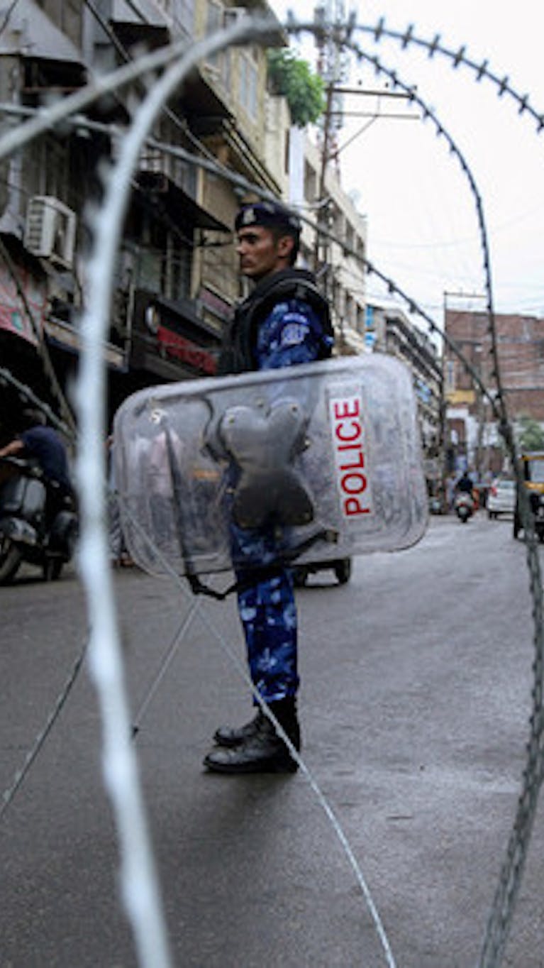 Agenten bij een wegblokkade in Jammu nadat de Indiase regering de autonomie van Jannu en Kashmir heeft ingetrokken.