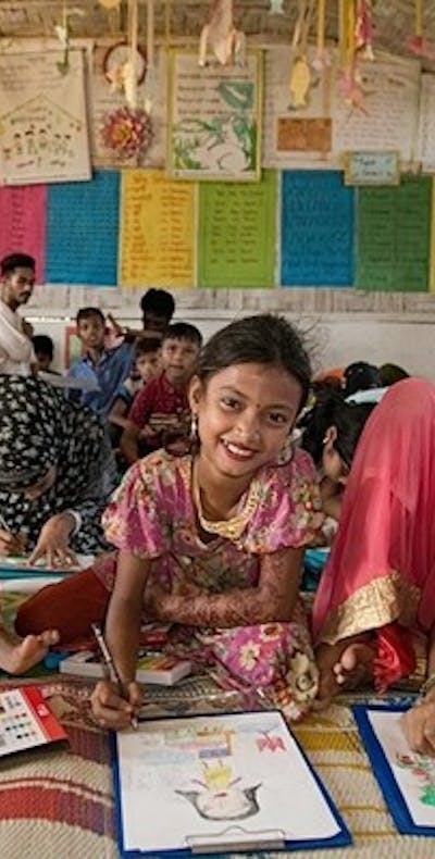 Gevluchtte Rohingya-kinderen in een onderwijscentrum in Cox Bazar, Bangladesh